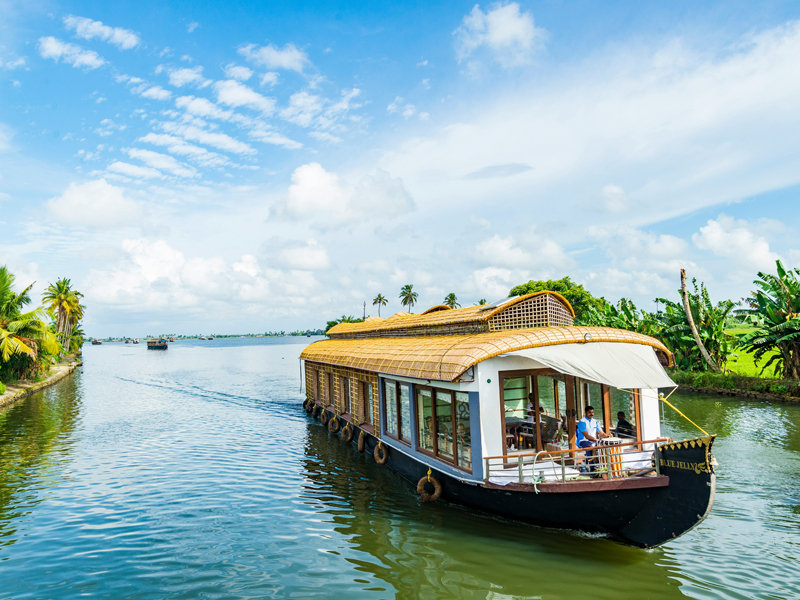 Deluxe Houseboats in Alleppey Kumarakom & Kerala booking online